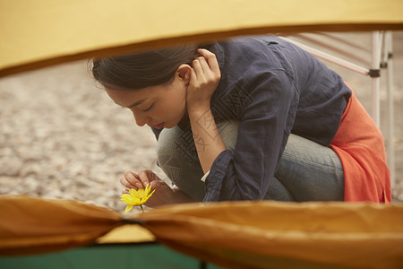 帐篷外欣赏花的女生肖像图片