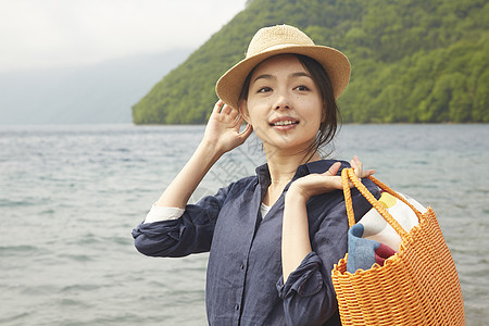 湖边旅游的女人肖像图片