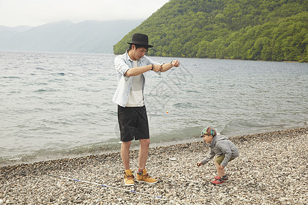 湖边准备钓鱼的父亲与儿子图片