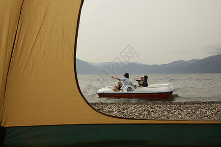 在湖边搭帐篷划船的一家人图片