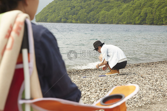 湖边营地准备钓鱼的男人图片