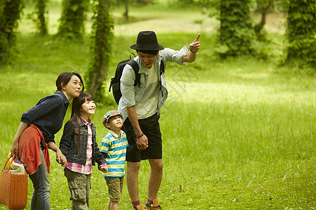 避暑胜地4人开心户外家庭野营背景