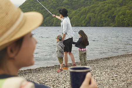 湖边钓鱼和喝茶的4个人图片