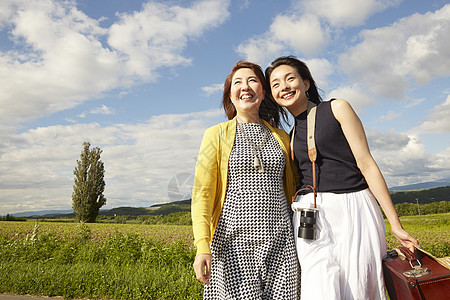 妈妈和女儿一起外出旅游图片