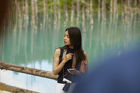 一个独自旅行的女人背景图片