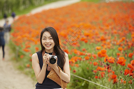 一个旅行的女人拍照背景图片