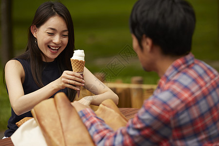 户外吃冰激凌的女孩图片