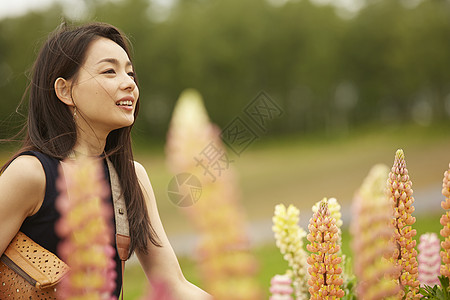 一个独自旅行的女人图片