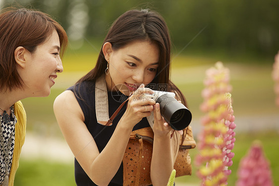 妈妈和女儿家庭旅行拍照图片