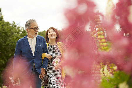 踏青的中年夫妻图片