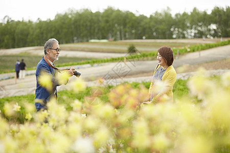 中年男性给妻子拍照图片