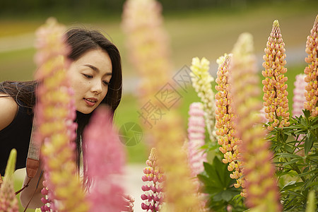 花园里踏青的女性图片