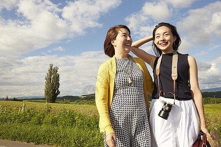 公园里踏青的母女图片