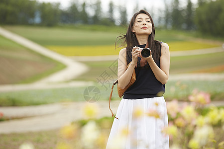 花园里独自旅行拍照的女人图片