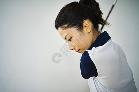 在健身房的女子打高尔夫图片