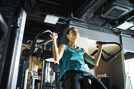 女人在健身房训练肌肉背景图片