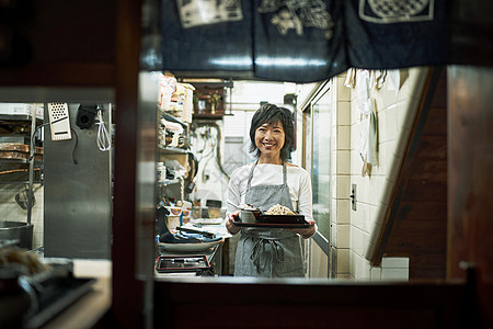 在荞麦面馆厨房的女店员肖像图片