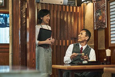 日式餐厅常客与女店员聊天图片