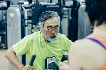 在健身房运动的中年男人图片