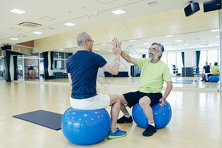健身房平衡球运动的中老年人图片