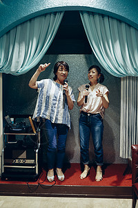 中年妇女一起唱卡拉OK图片