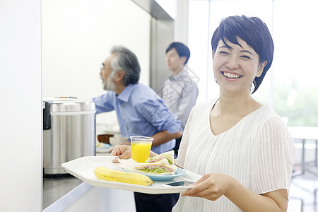 员工正在食堂里吃饭图片