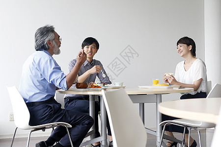 三位员工正在食堂里吃饭图片