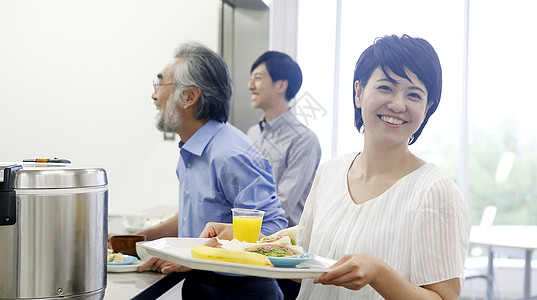 工作人员在员工食堂吃自助午餐图片