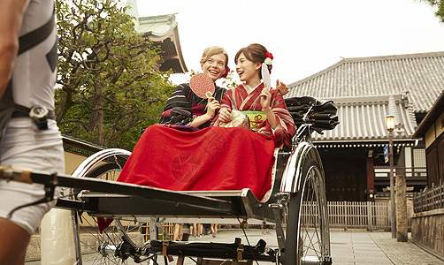 穿着和服的女性乘坐人力车图片
