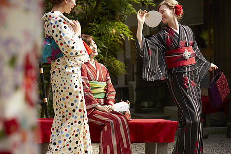 外国妇女和日本妇女在古都度假景点旅行图片