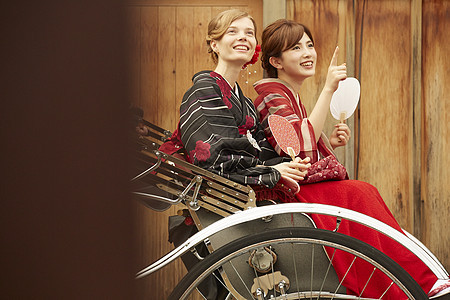 外国妇女乘坐人力车和日本妇女旅游图片