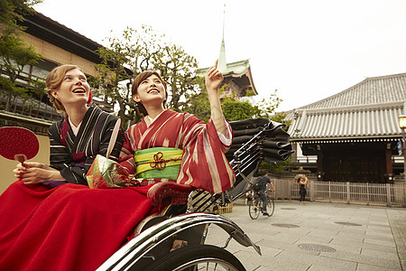 坐在人力车上的日本游客图片