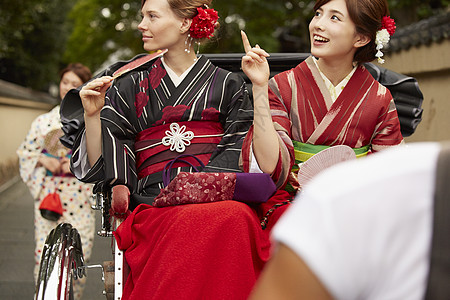 外国妇女乘坐人力车和日本妇女图片