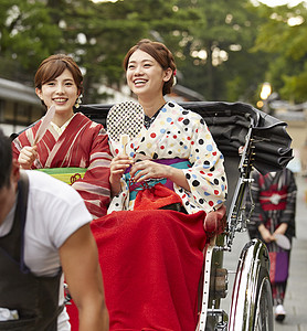 日式旅行幸福人力车女人的旅程图片