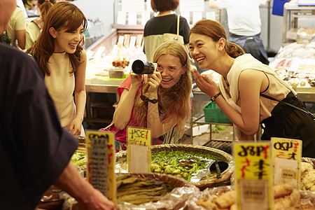 外国女性和日本女性观光市场拍摄照片图片