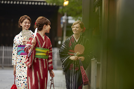 年轻美女与外国友人体验和服旅行高清图片