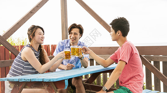 夏天聚会喝啤酒的朋友们图片