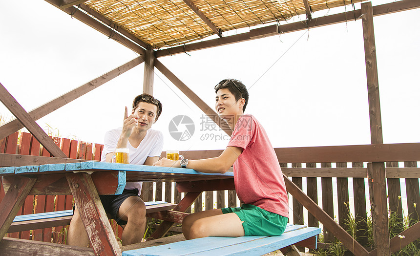 夏天聚会喝啤酒的男性好友图片