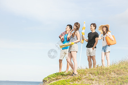 男人和女人享受夏天海边的快乐时光图片