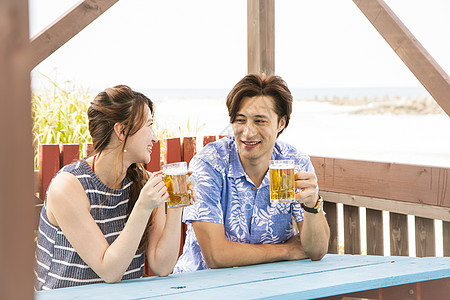 夏天聚会喝啤酒的情侣图片