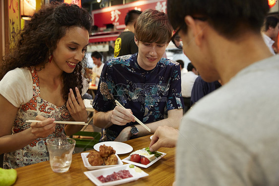 外国游客享受日本料理图片