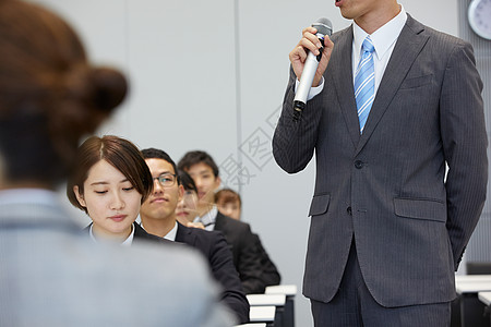 招聘会上演讲高清图片