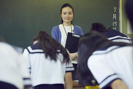 学校课堂学习的初中学生与女老师的形象图片