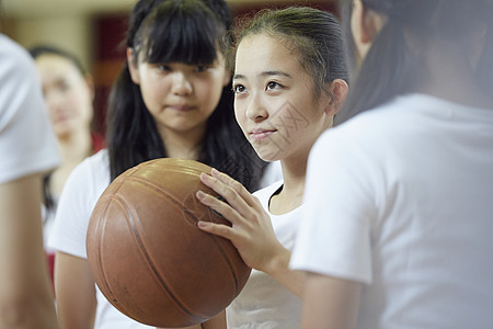 上体育课的女中学生图片