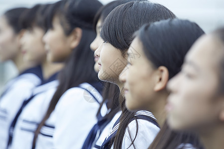 初中女学生们侧脸的肖像图片