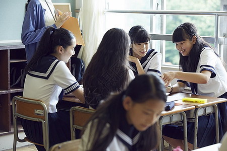 课间女同学坐在一起聊天图片