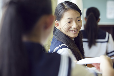 转身接过考卷的女学生背景图片