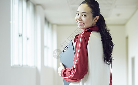 转身微笑的女体育老师图片