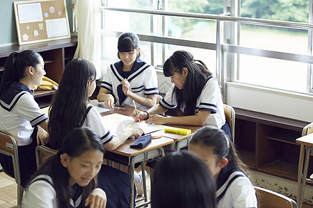 课间女学生聊天图片