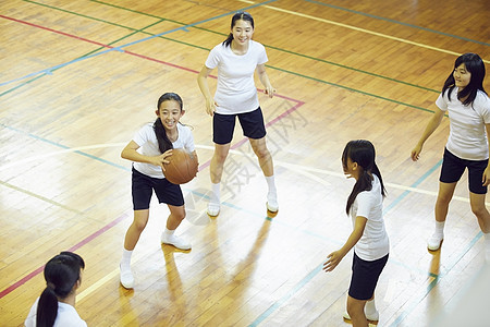 运动中的学生图片